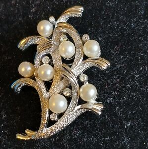 Vintage Trifari Elegant Silvertone and Pearl Tree Style Brooch